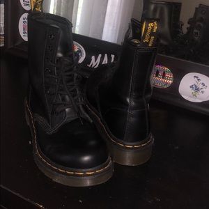 Dr. Martens (WOMEN'S SMOOTH LEATHER LACE UP BOOTS)